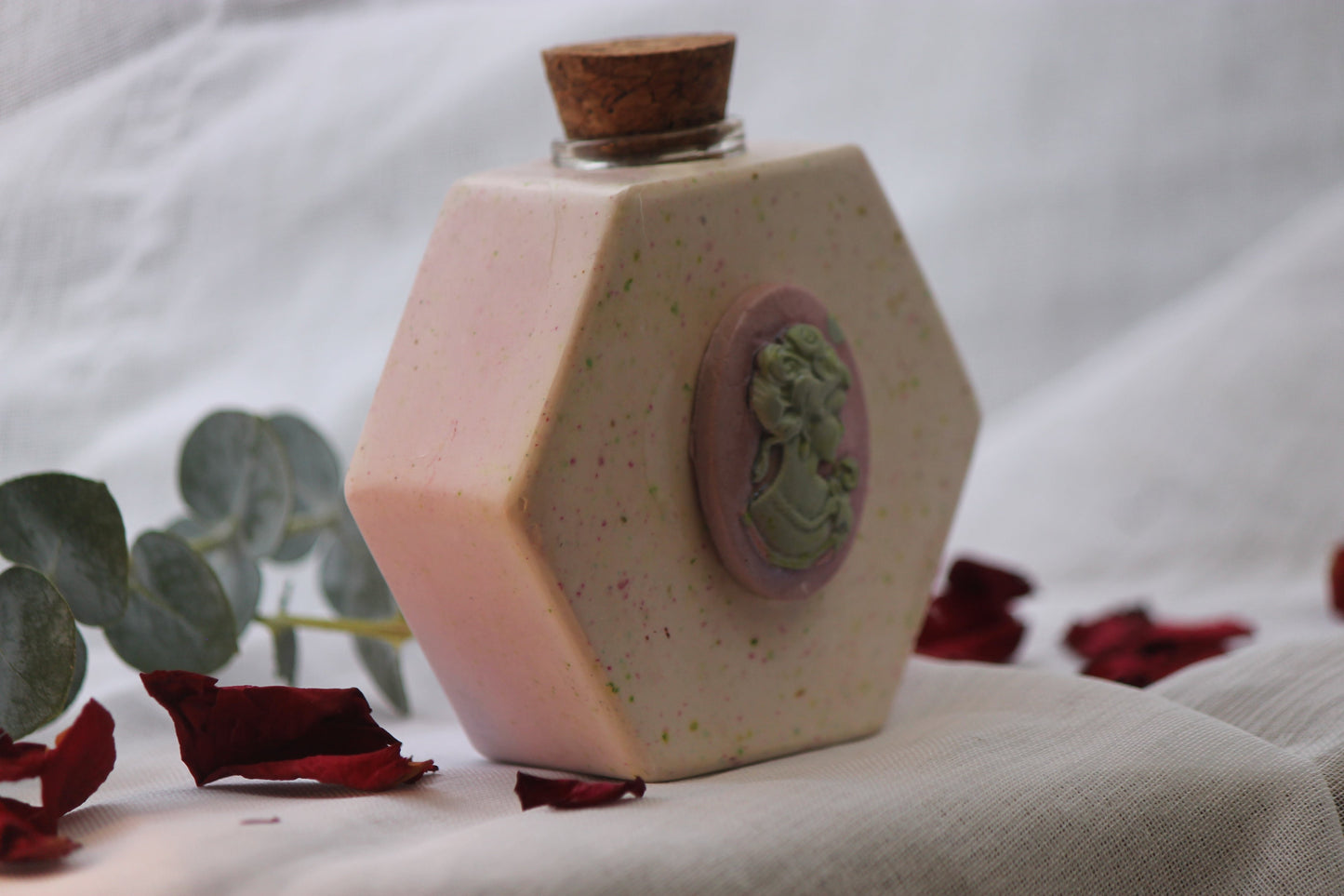 XL festive cameo lady
