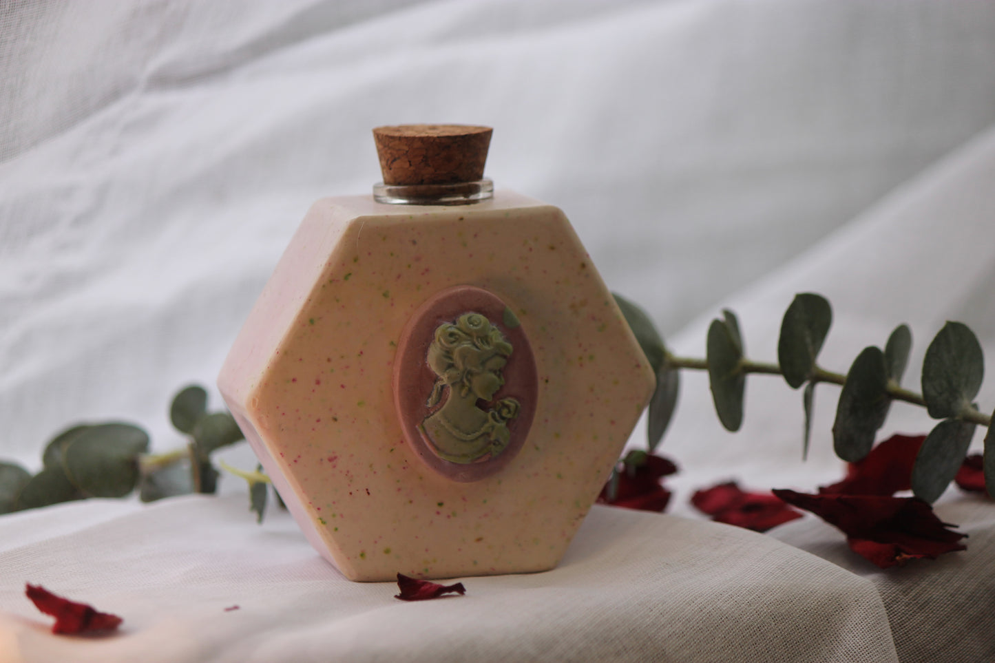 XL festive cameo lady